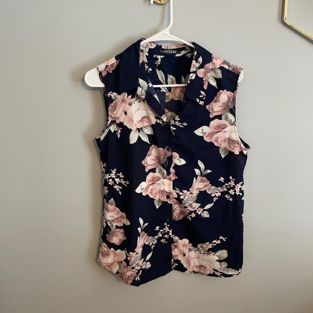 100% Polyester. Like new, Navy with pink flowers. Medium.